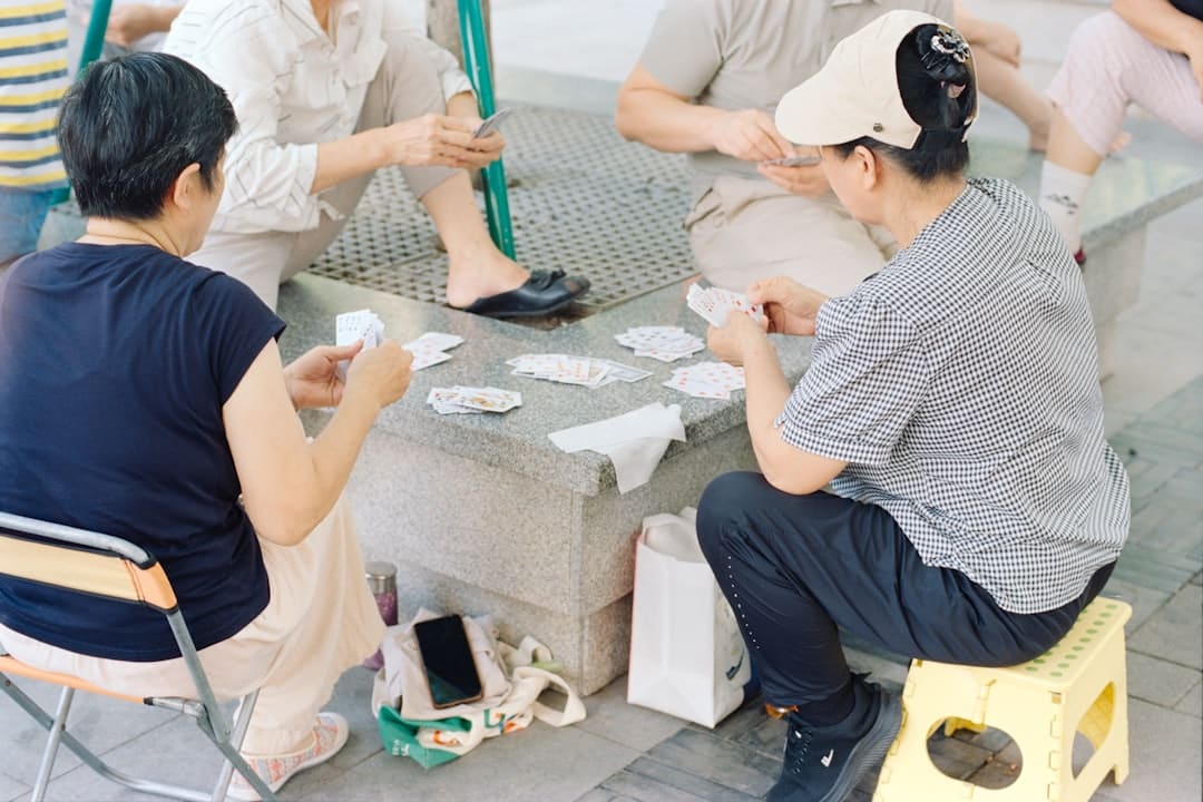 具俊晔现身大S墓地 坐旁边为其修图 深情守护引发感动